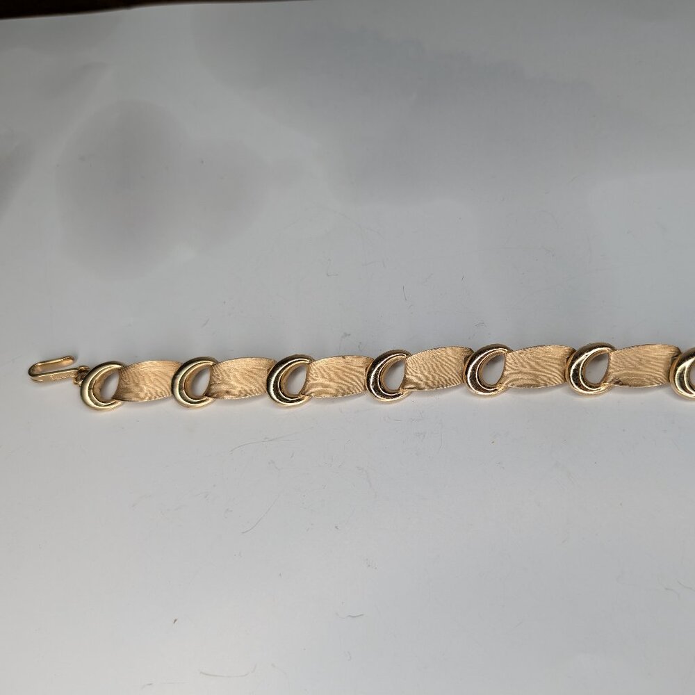 Vintage Crown Trifari Signed Gold Tone Bracelet 7" Jewelry